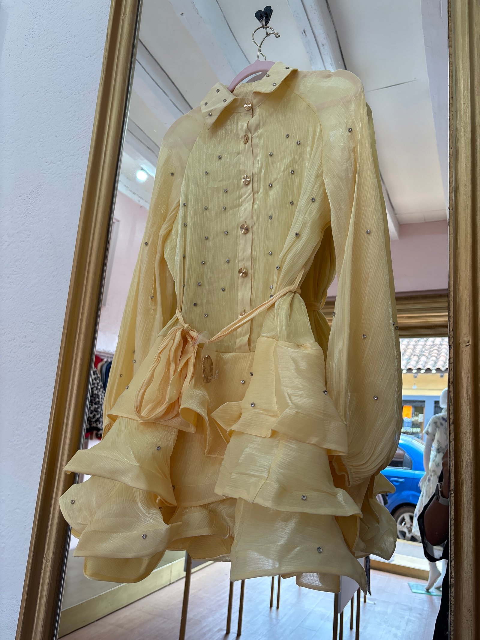 Vestido plan amarillo brillos