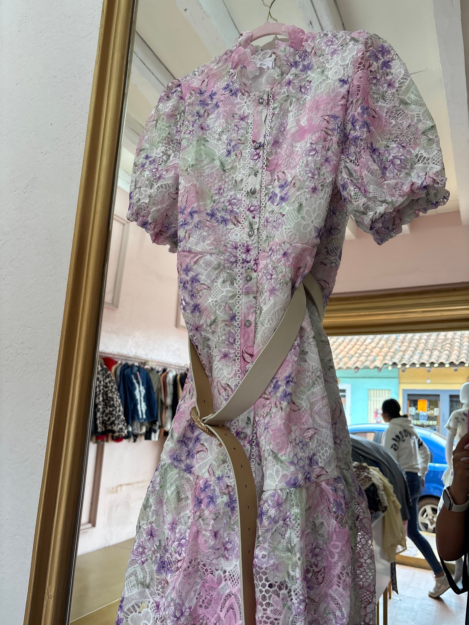 Vestido encaje floral corto