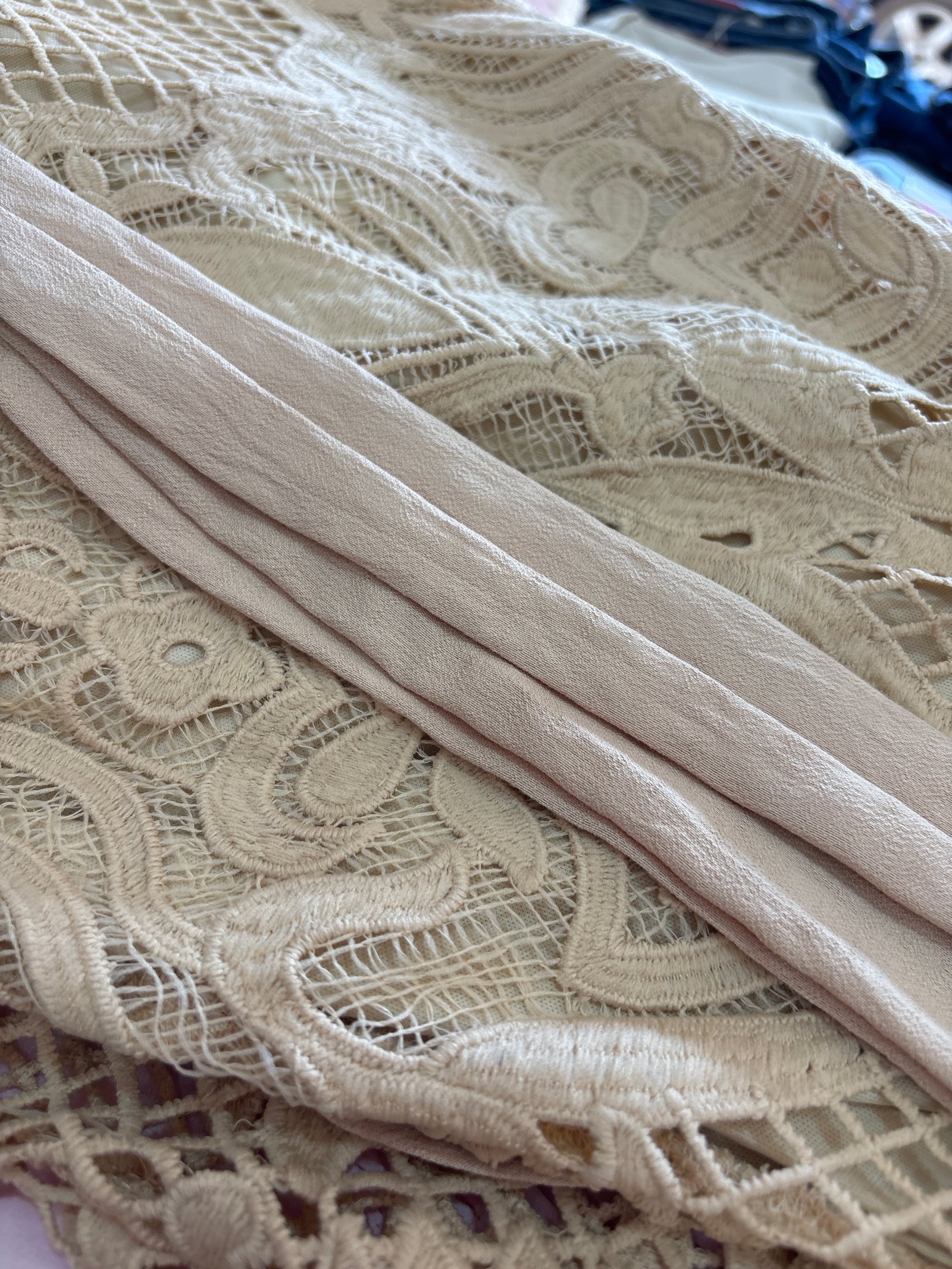 Vestido largo beige de encaje