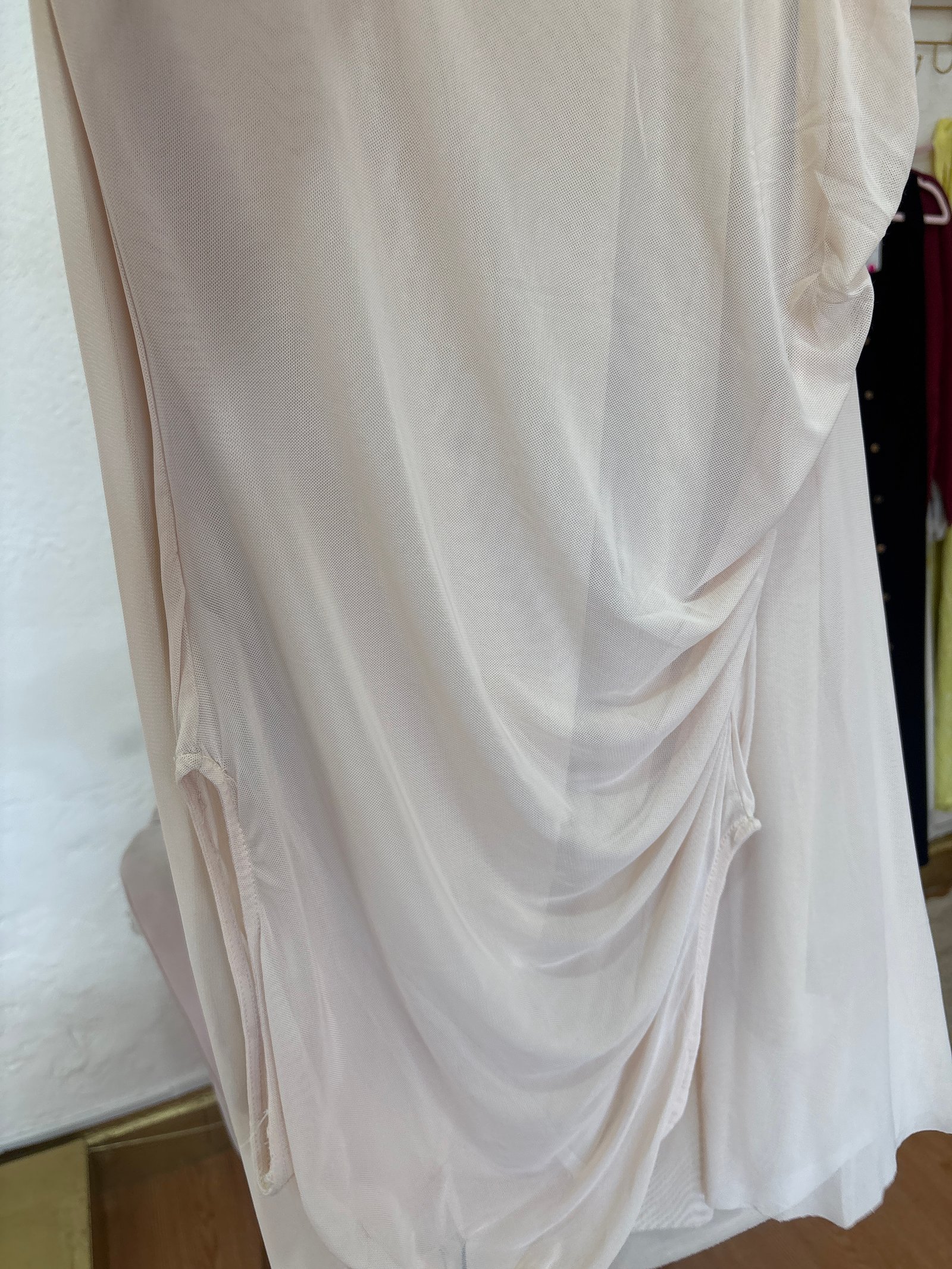 Vestido beige pegado