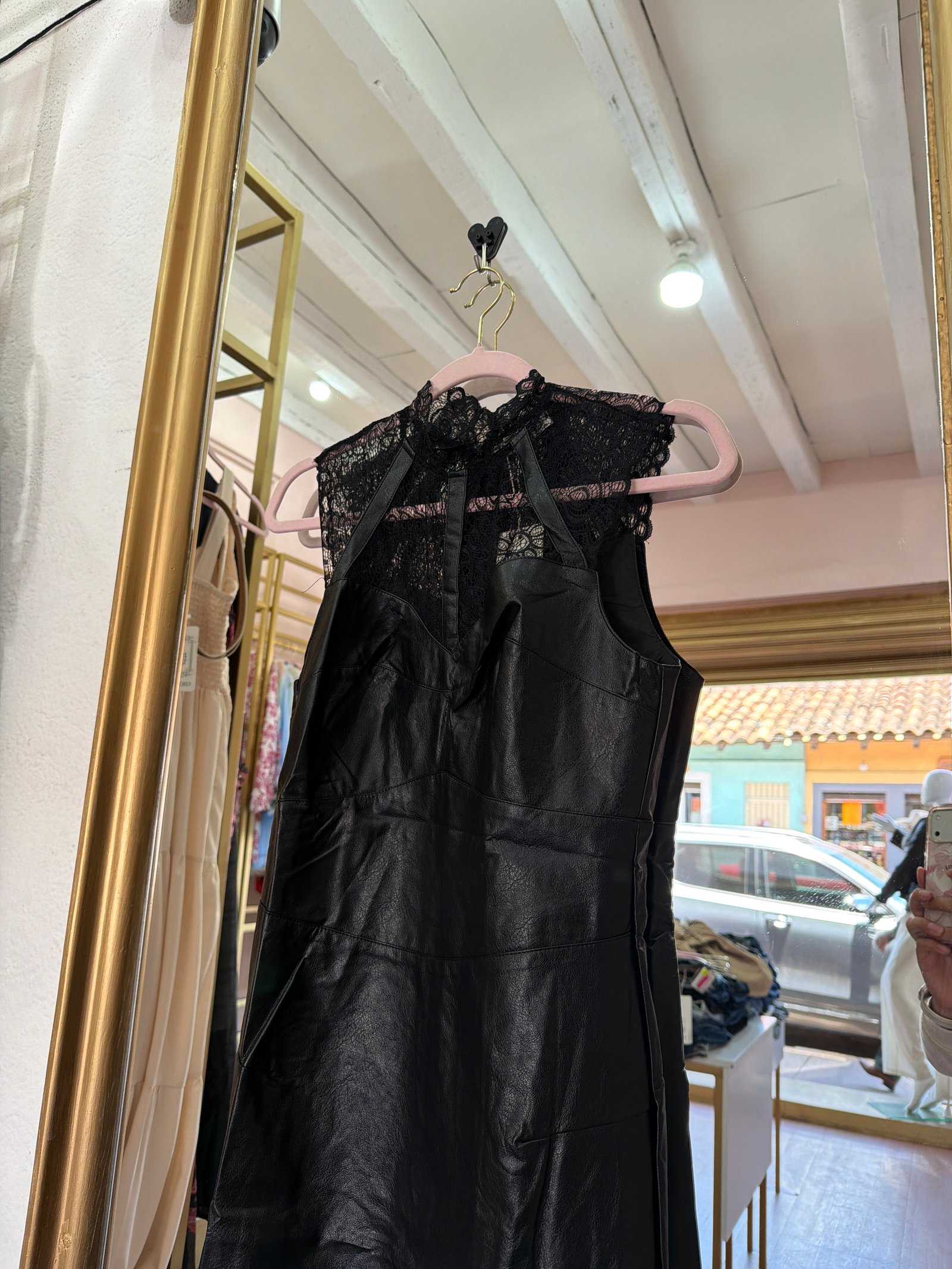 Vestido vinipiel con encaje clavícula