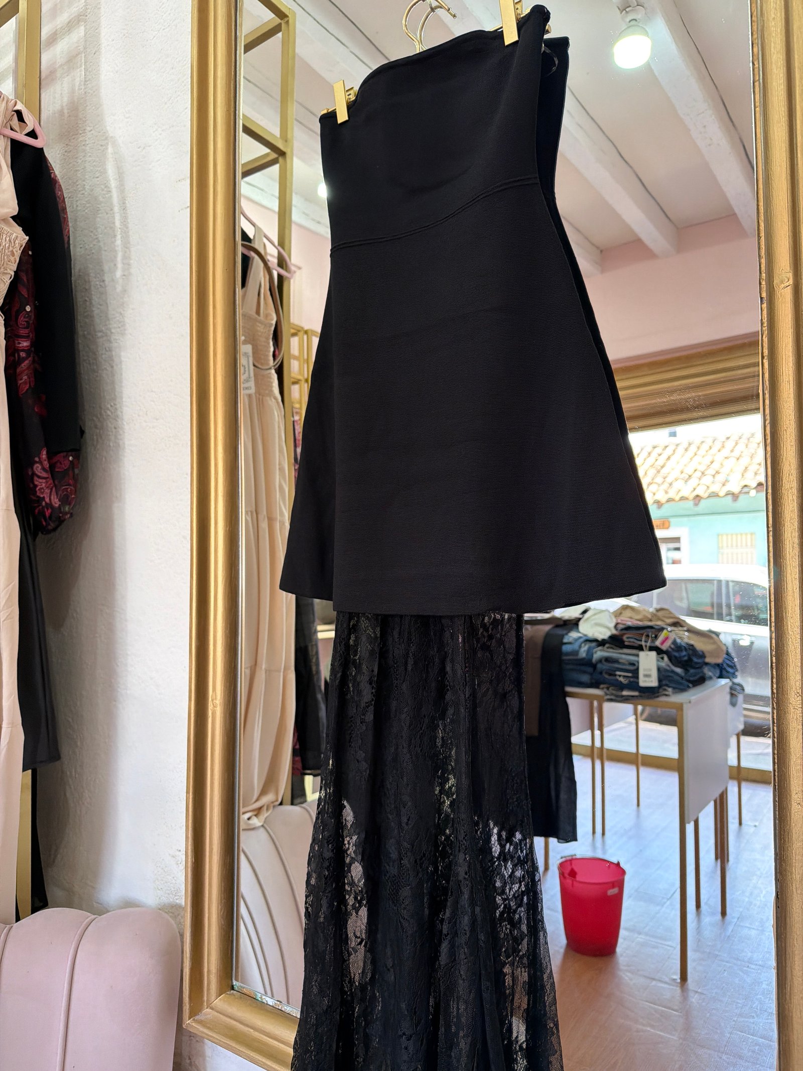 Vestido negro corto con encaje largo