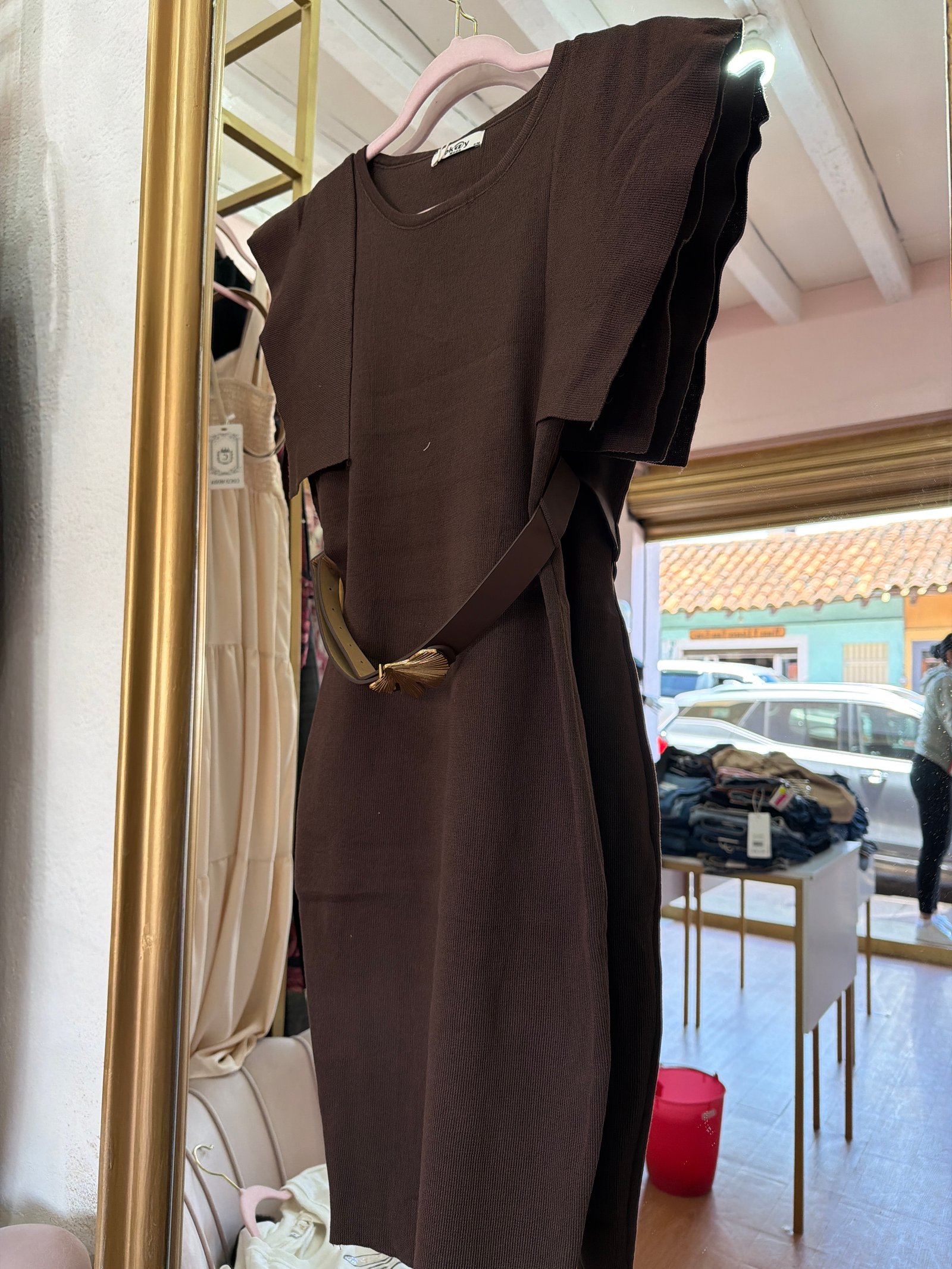 Vestido pegado café con manga