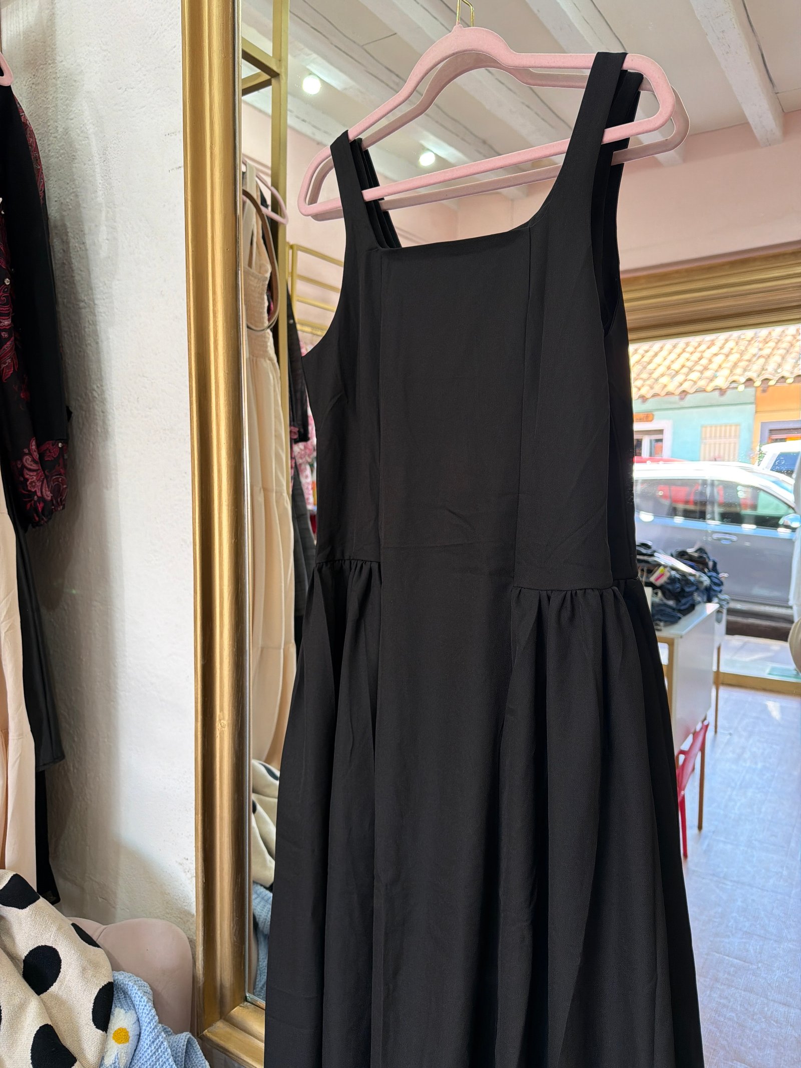 Vestido negro liso