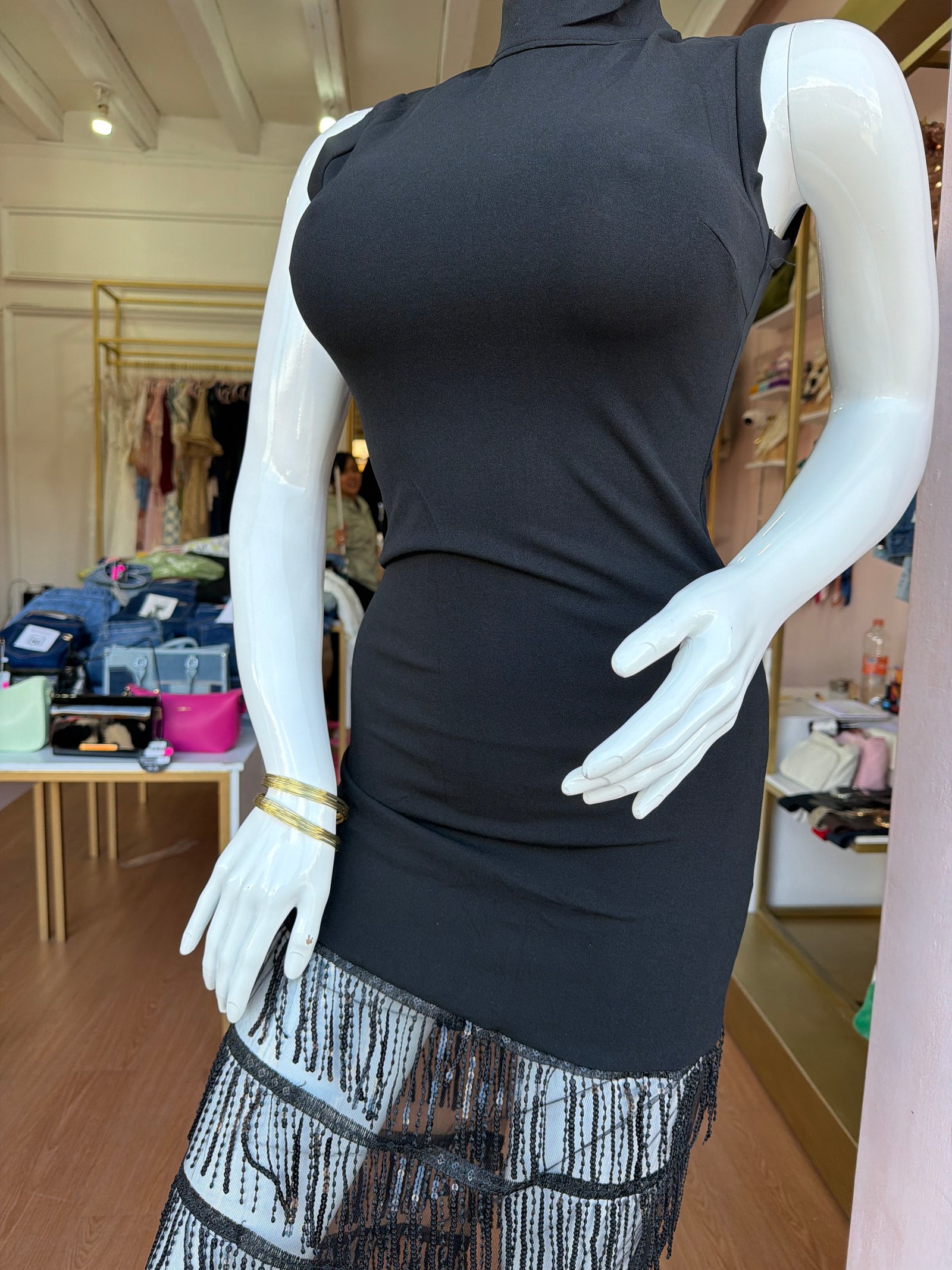 Vestido negro lentejuelas abajo