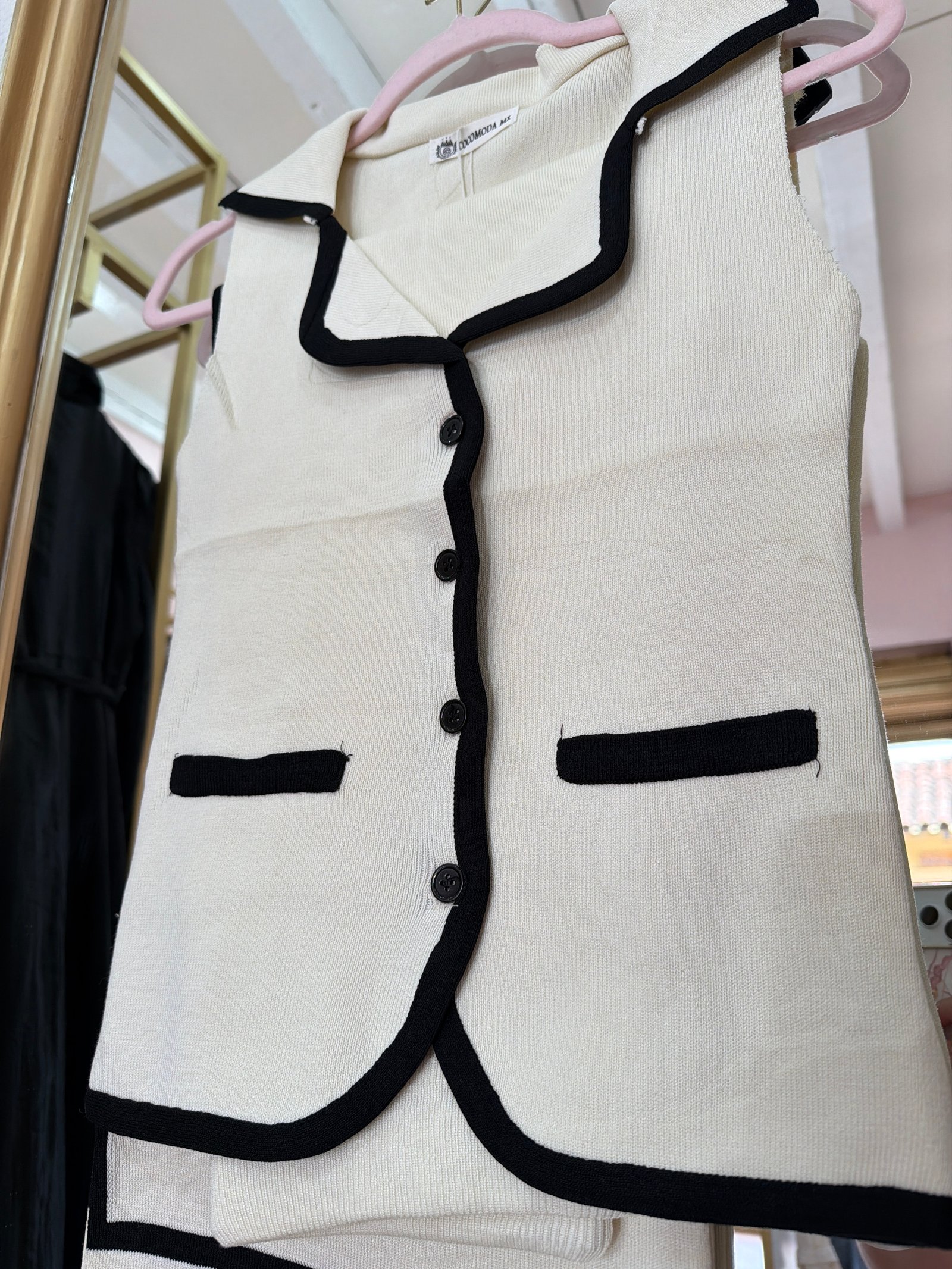 Conjunto beige de punto línea negra