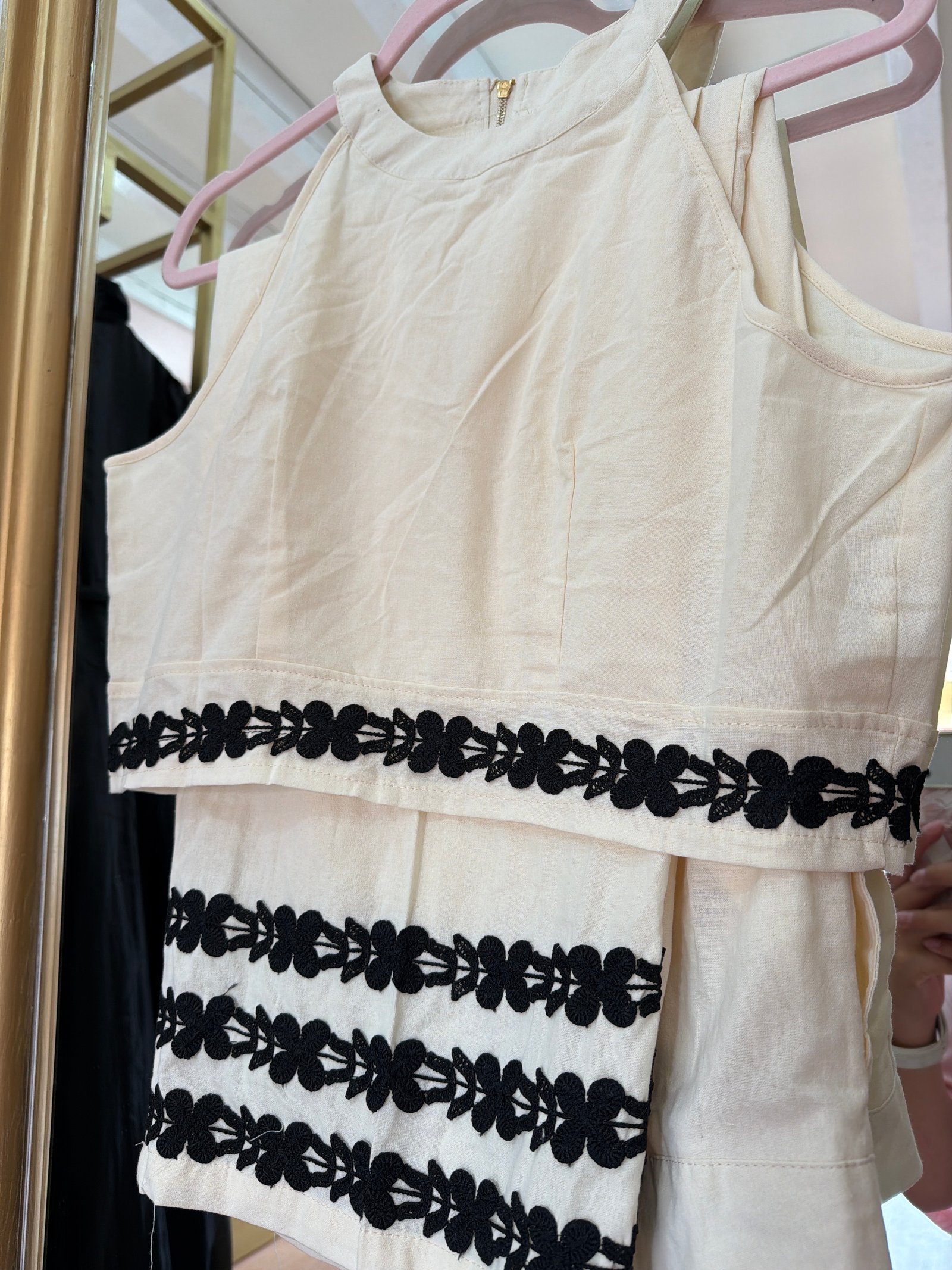 Conjunto beige con bordado de manta