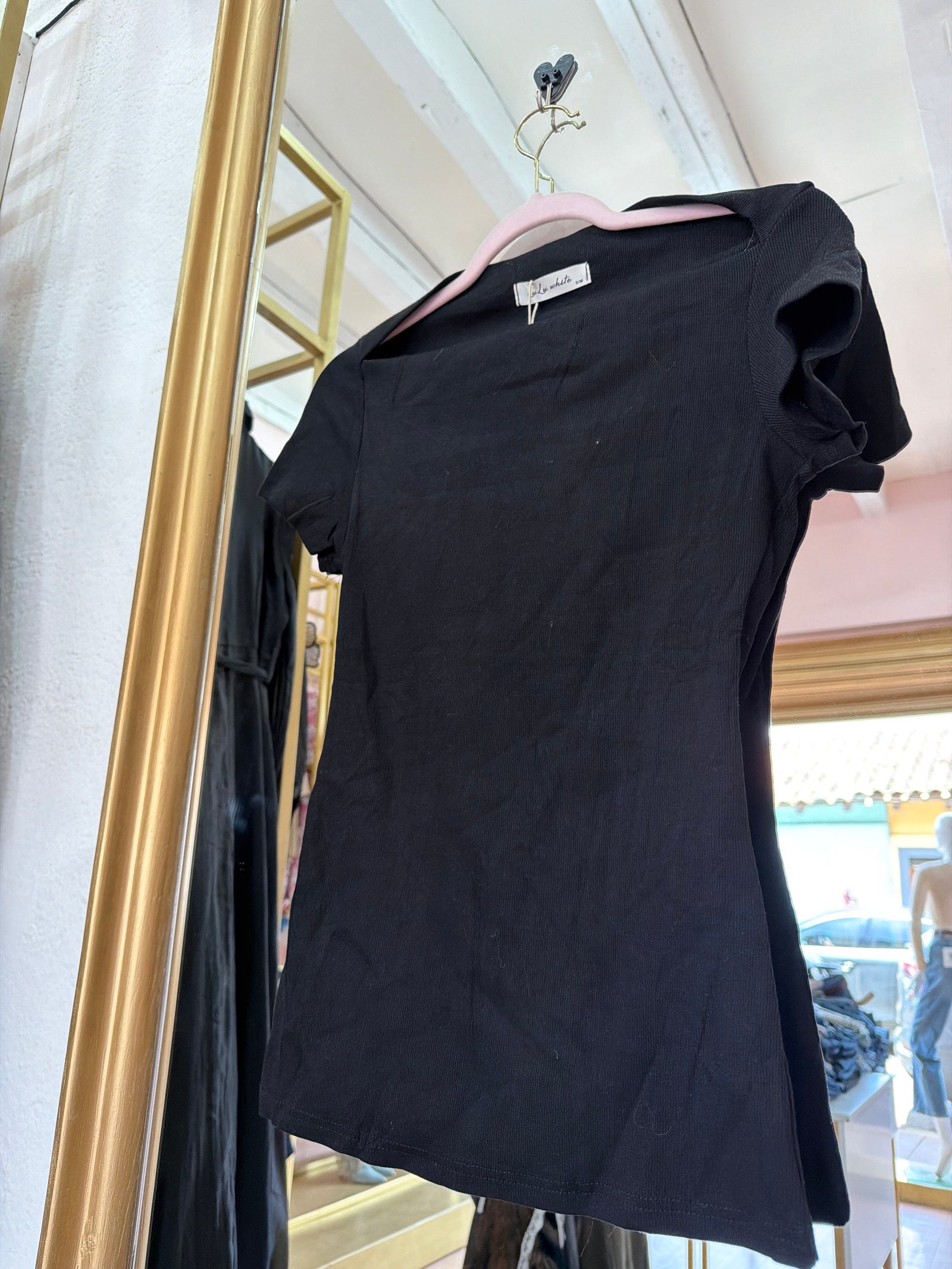 Blusa negra cuellos descubierto