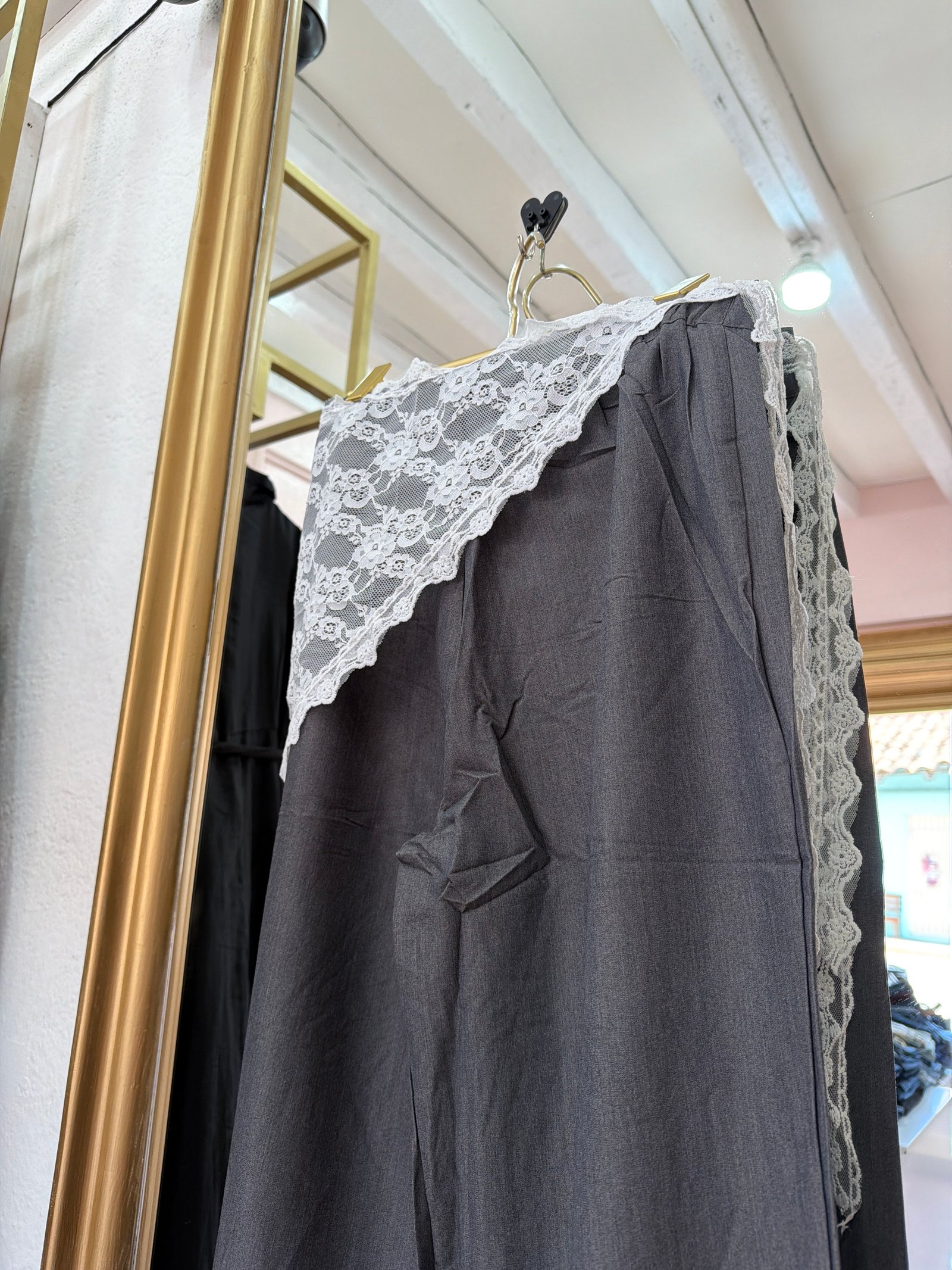 Pantalón con sobre tela blanca