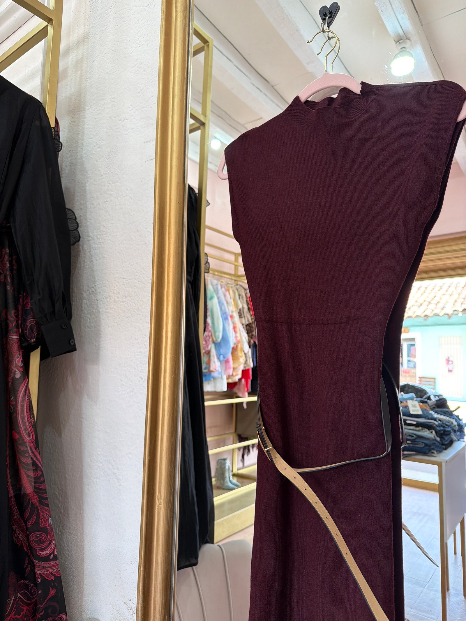 Vestido pegado vino de punto cinturón