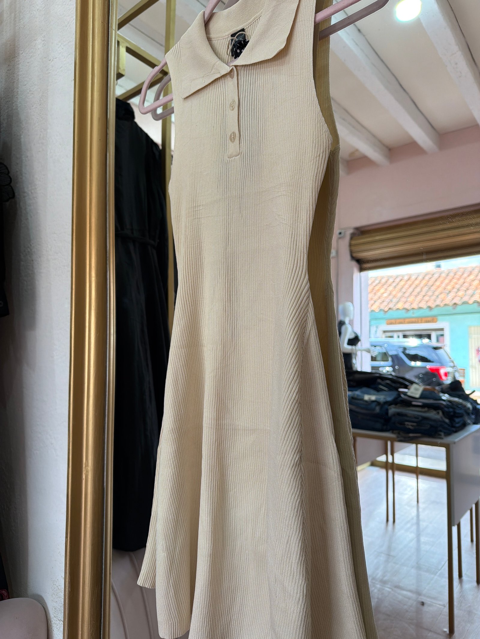 Vestido pegado de punto beige con cuellera de seda