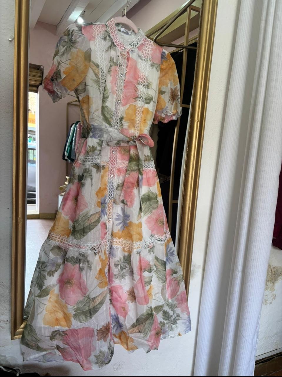 Vestido rosa de flores