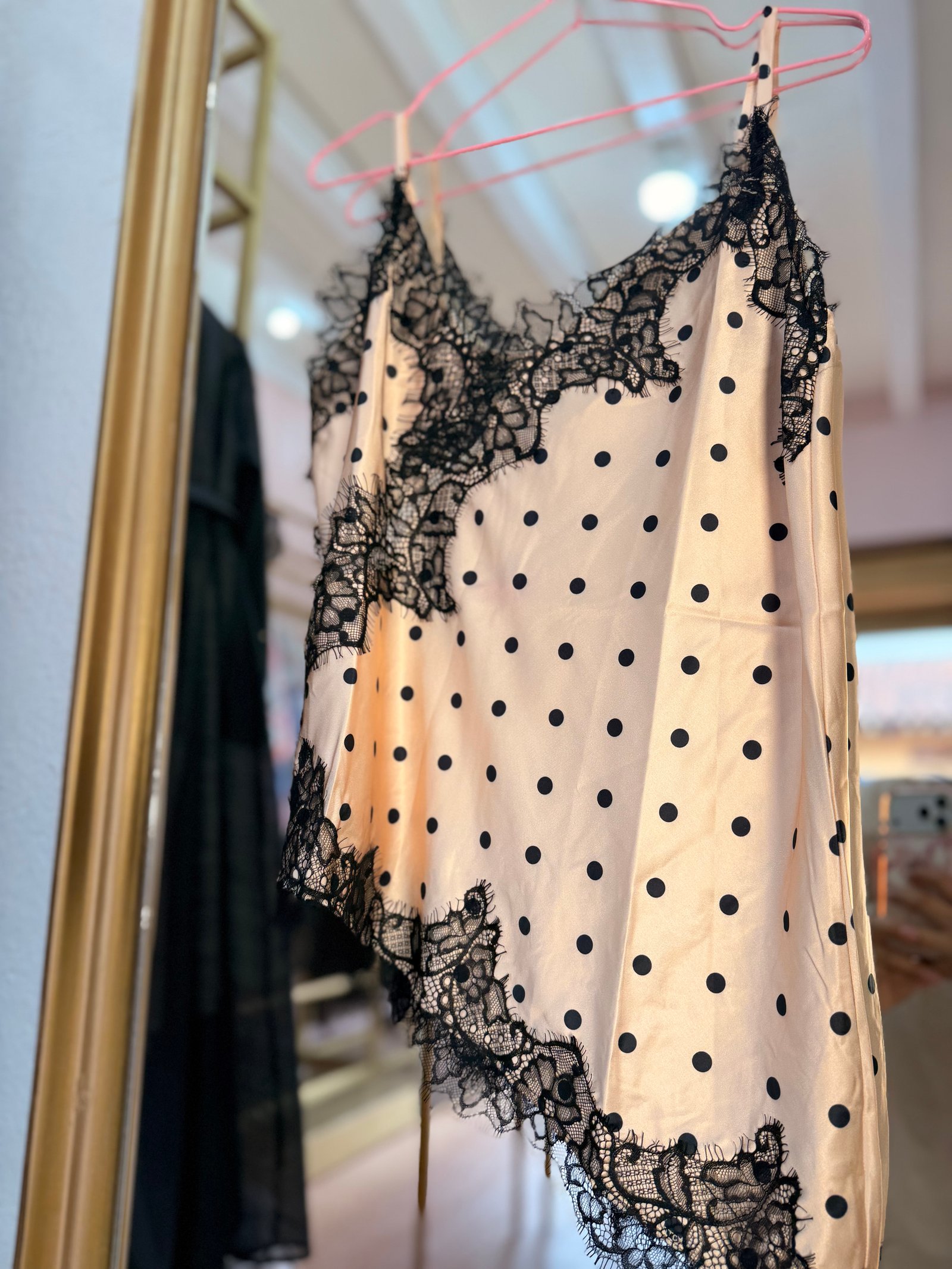 blusa de satin con puntos  encaje