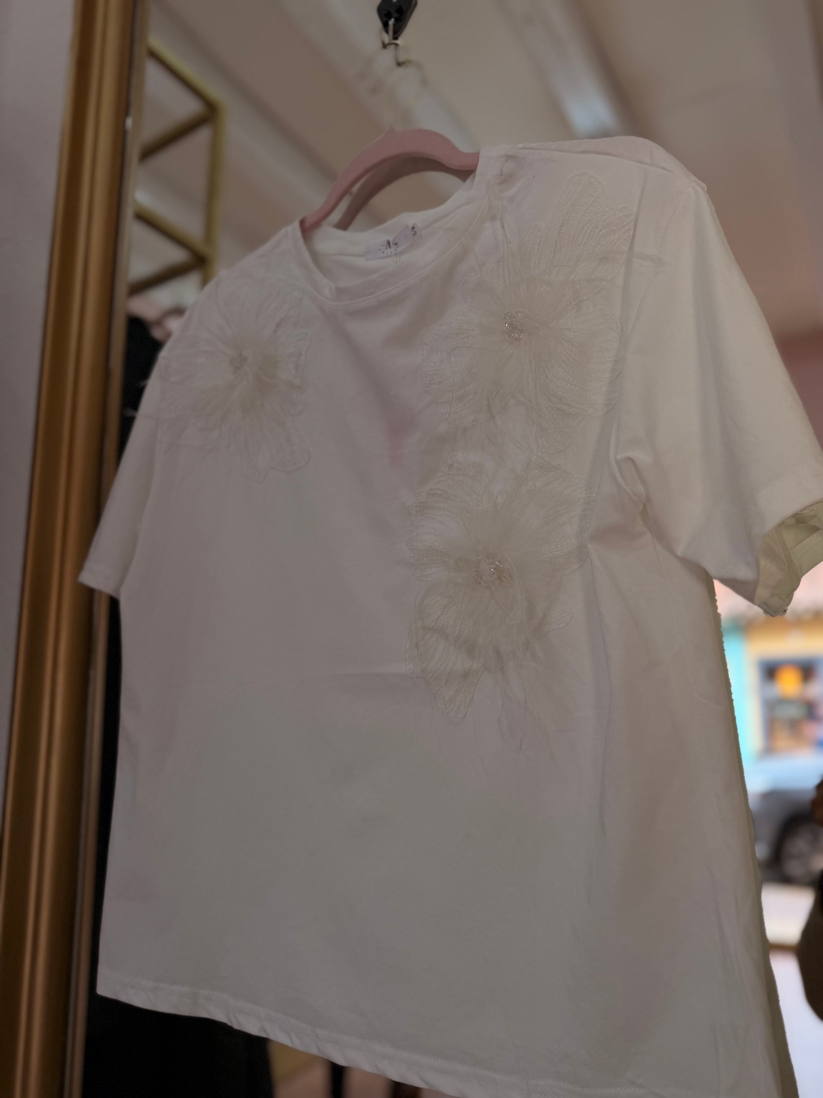 Blusa con flores y plumas