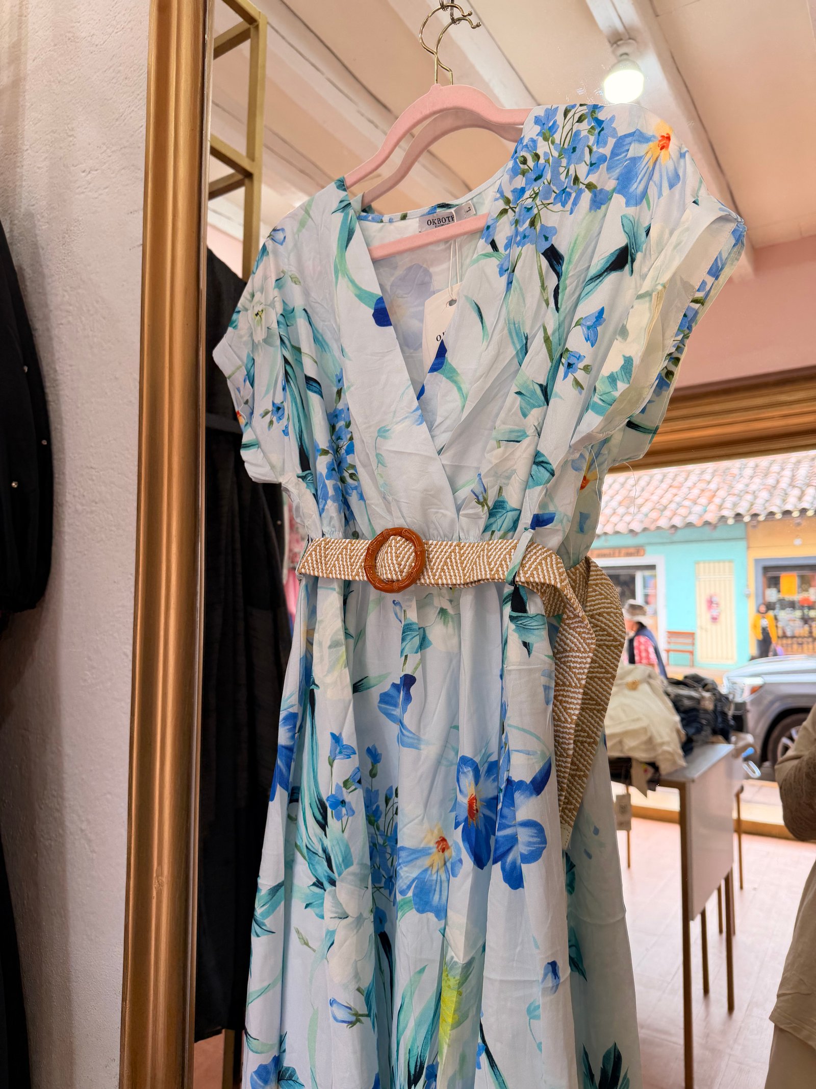 vestido azul de manga globo