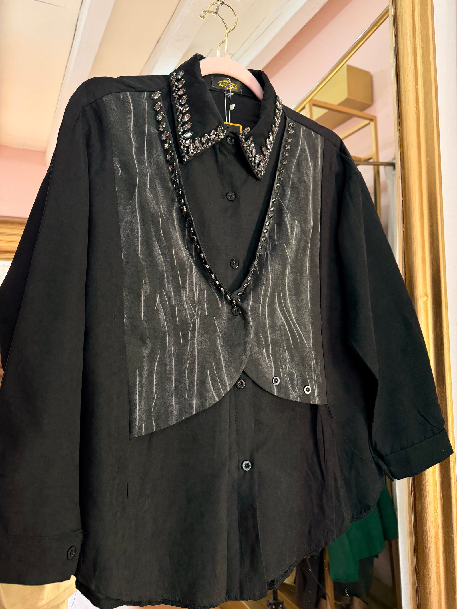 Camisa negra con chaleco